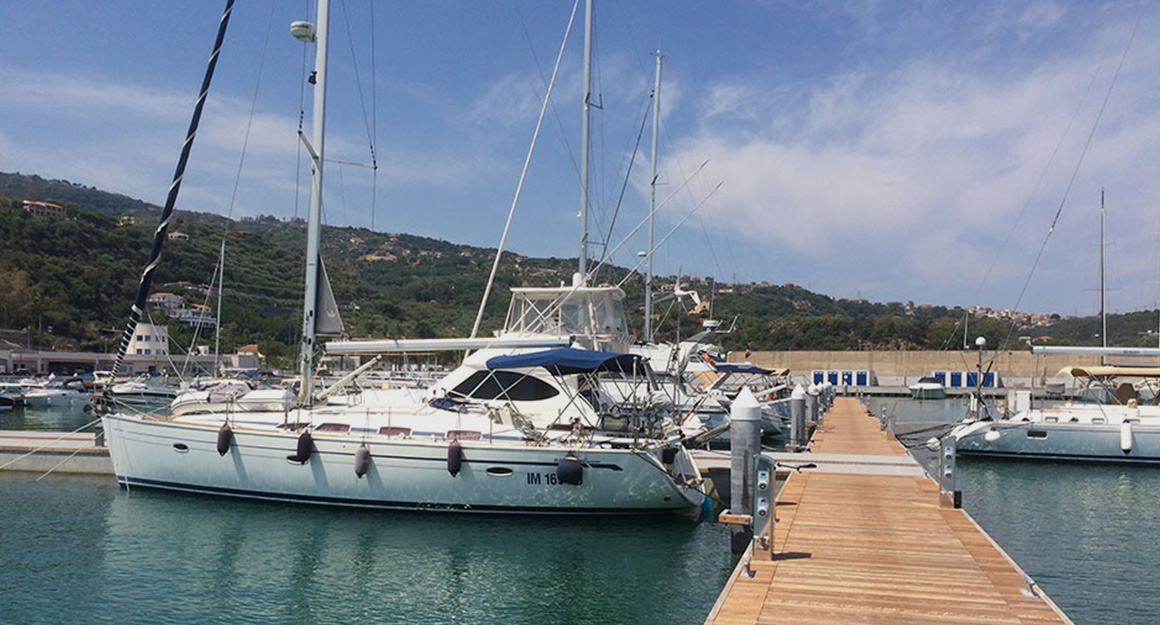 Marina Capo d'Orlando: a marina with a long wooden jetty and numerous sailing boats.