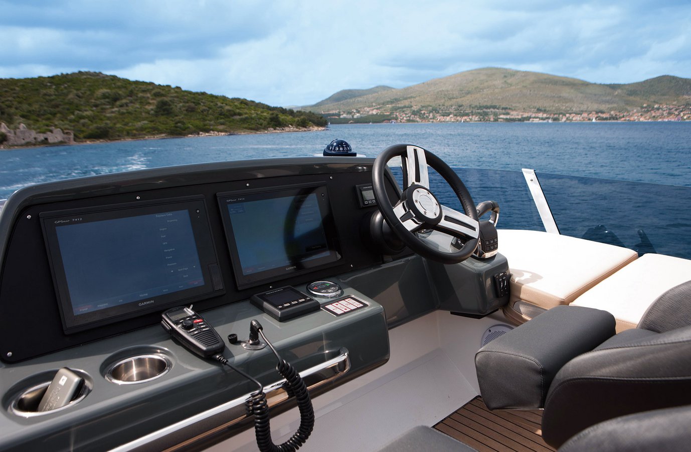 Motorboot R40 FLY Exterieur aus der R-Line | BAVARIA YACHTS
