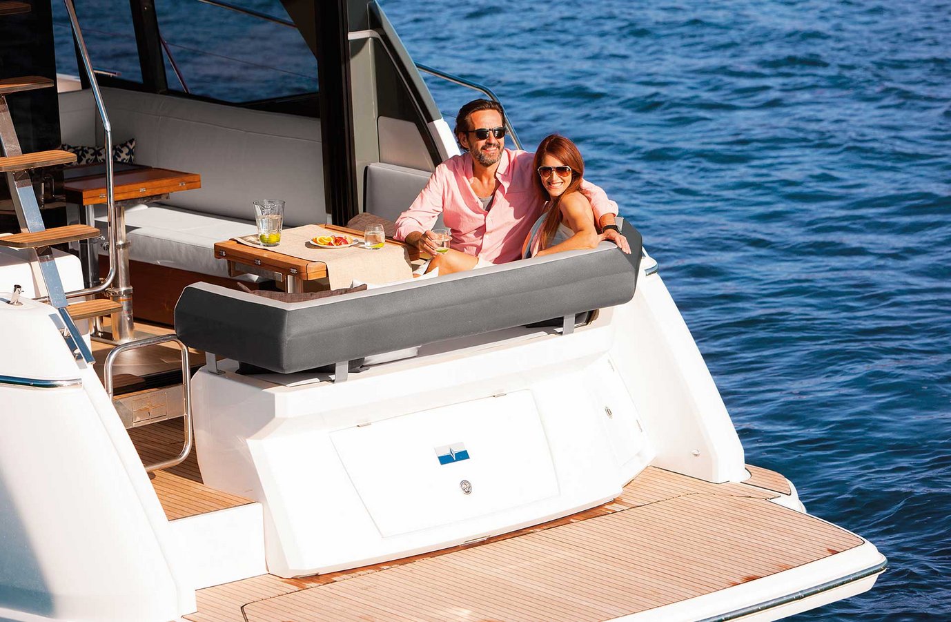 Motorboot R40 FLY Exterieur aus der R-Line | BAVARIA YACHTS